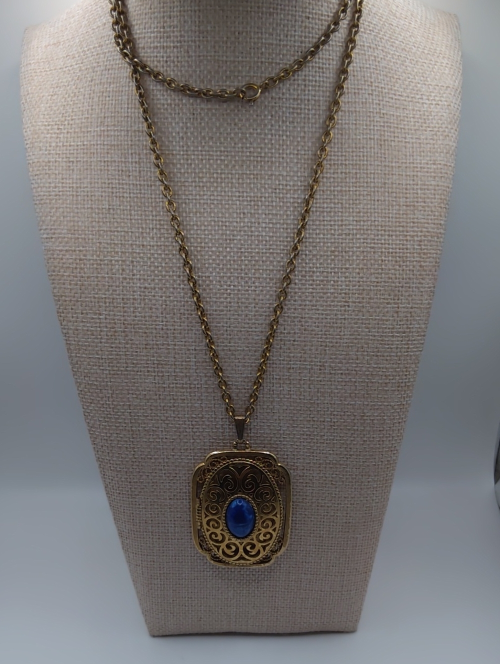 Avon Yesteryear Locket Necklace 1973 - Picture 7 of 8